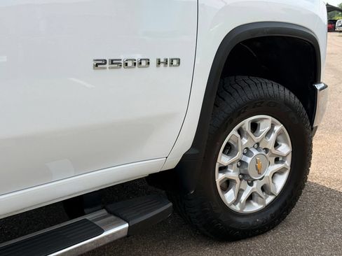 Used 2024 Chevrolet Silverado 2500 LT AWD/4WD image 11