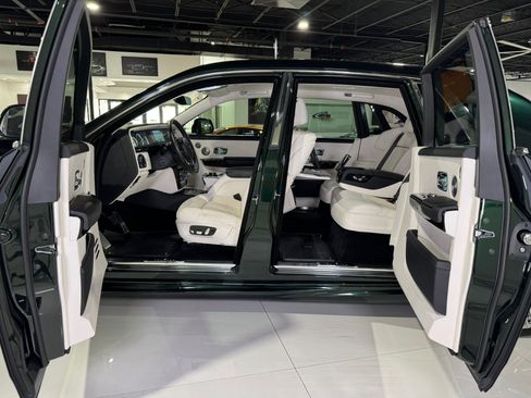 Used 2022 Rolls-Royce Phantom Sedan image 39