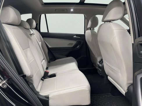 Used 2021 Volkswagen Tiguan SE w/ Panoramic Sunroof Package image 17