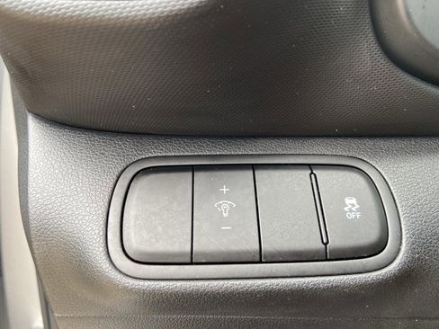 Used 2025 Hyundai Venue SEL FWD image 44