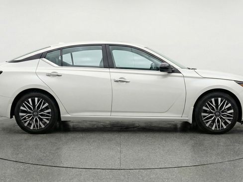 Used 2025 Nissan Altima 2.5 SV image 11