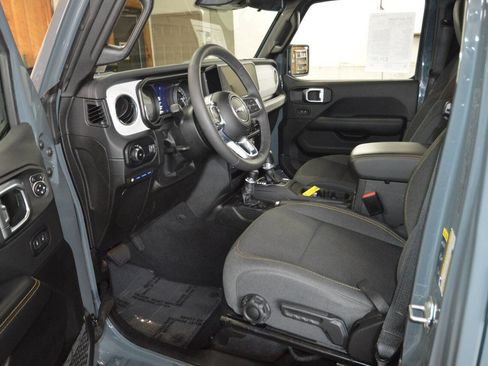 Used 2025 Jeep Wrangler Unlimited Sahara image 32