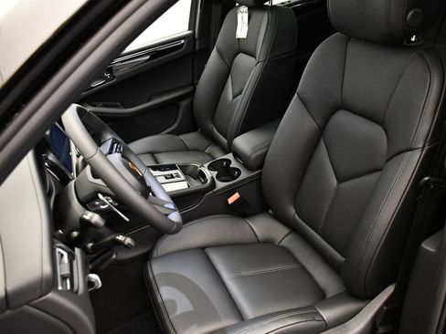Certified 2026 Porsche Macan AWD/4WD image 42