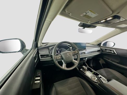 Used 2025 Mitsubishi Outlander SE FWD image 18