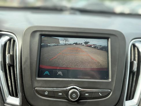 Used 2017 Chevrolet Malibu LT FWD image 25