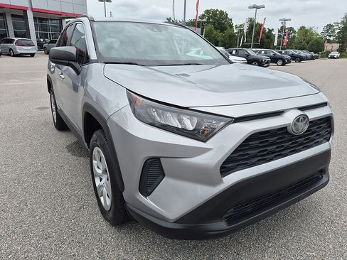 Used 2020 Toyota RAV4 LE FWD image 9