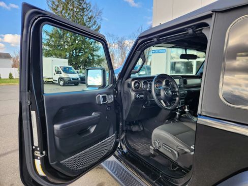 Used 2018 Jeep Wrangler Sport AWD/4WD image 37
