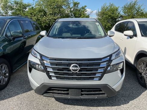Used 2025 Nissan Rogue SV AWD/4WD image 3