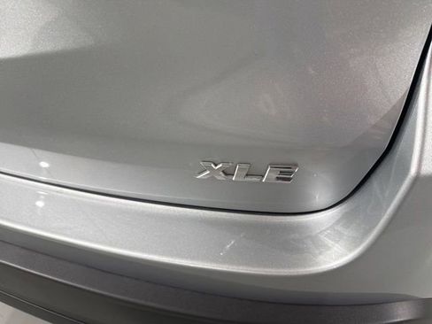 Used 2019 Toyota Highlander XLE image 12