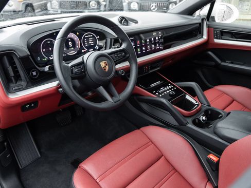 Certified 2025 Porsche Cayenne E-Hybrid Coupe AWD/4WD image 4
