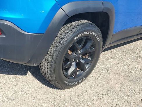 Used 2018 Jeep Cherokee Trailhawk w/ Comfort & Convenience Group AWD/4WD image 5