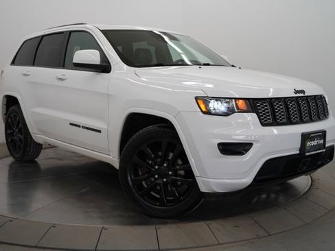 Used 2020 Jeep Grand Cherokee Altitude image 3