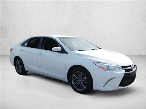 Used 2017 Toyota Camry SE image 3
