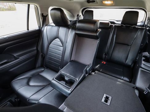 Used 2020 Toyota Highlander XLE image 18