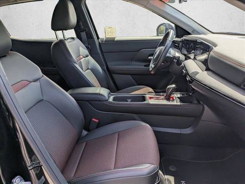 Used 2025 Nissan Kicks SR FWD image 19