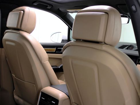 Used 2019 Porsche Cayenne image 42