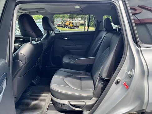 Used 2023 Toyota Highlander XLE AWD/4WD image 9