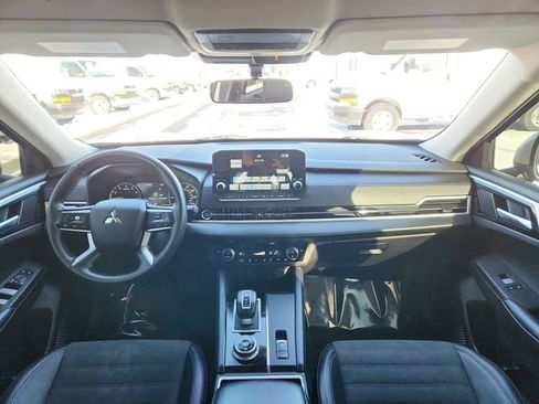 Used 2024 Mitsubishi Outlander SE image 36