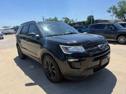 Used 2018 Ford Explorer XLT w/ Equipment Group 202A AWD/4WD image 3