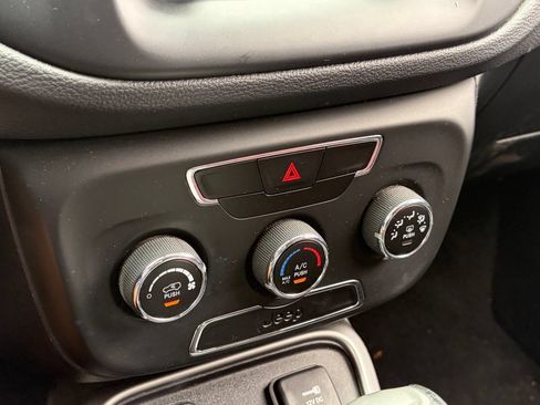 Used 2018 Jeep Compass Latitude FWD image 9