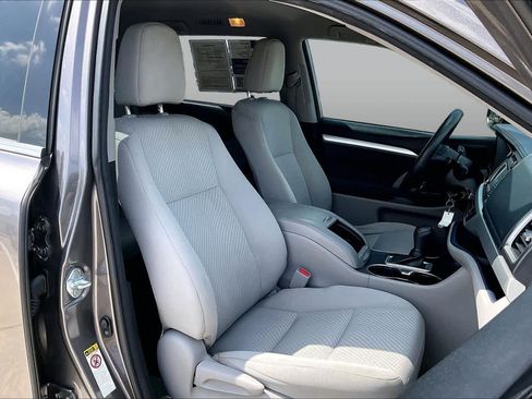 Used 2018 Toyota Highlander LE FWD image 9