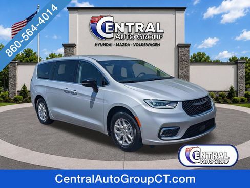 Used 2024 Chrysler Pacifica Touring-L FWD image 1