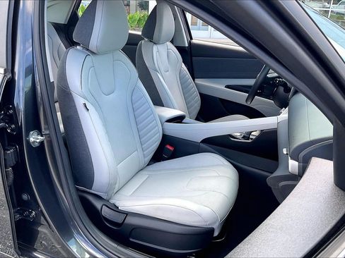 Used 2023 Hyundai Elantra Limited FWD image 7
