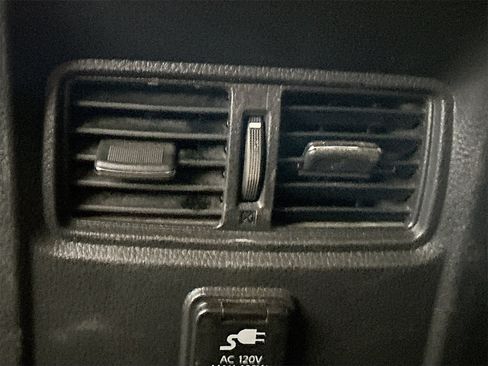 Used 2017 Nissan Titan SL image 26