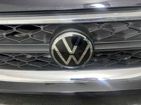 Used 2023 Volkswagen Taos SE w/ Panoramic Sunroof Package image 9