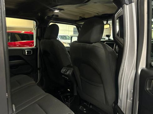 Used 2018 Jeep Wrangler Unlimited Sahara w/ Dual Top Group AWD/4WD image 21