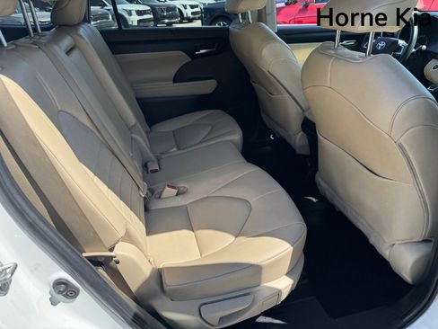 Used 2022 Toyota Highlander XLE FWD image 23