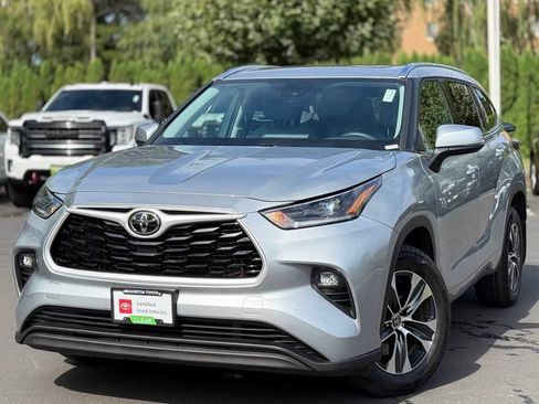 Used 2021 Toyota Highlander XLE AWD/4WD image 1