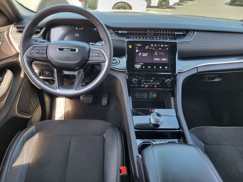 Used 2023 Jeep Grand Cherokee L Laredo image 4