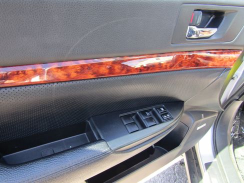 Used 2012 Subaru Outback 2.5i Limited image 15