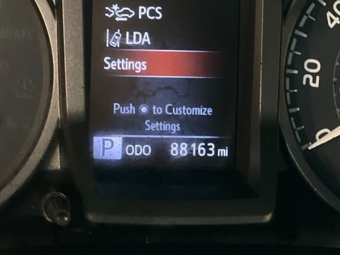 Used 2018 Toyota Tacoma TRD Sport AWD/4WD image 24