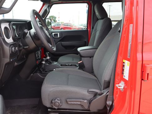 Used 2024 Jeep Wrangler Unlimited AWD/4WD image 9