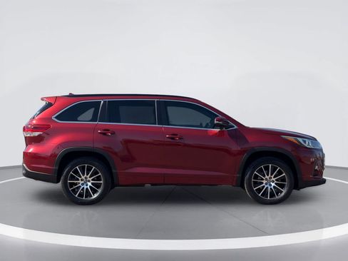 Used 2017 Toyota Highlander SE w/ Carpet Mat Package FWD image 7