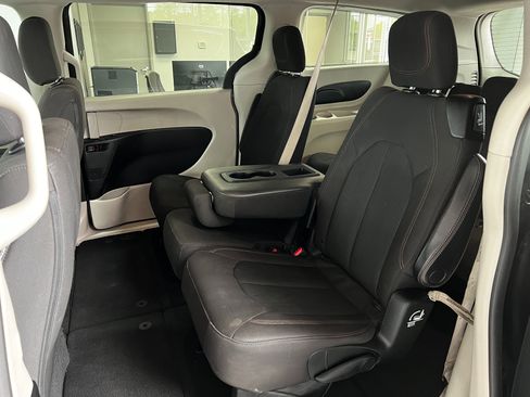Used 2017 Chrysler Pacifica Touring FWD image 18