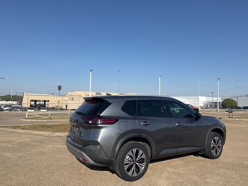 Used 2021 Nissan Rogue SV w/ Premium Package image 22