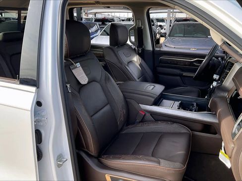 Used 2025 RAM 1500 Limited w/ Trailer Tow Group image 8