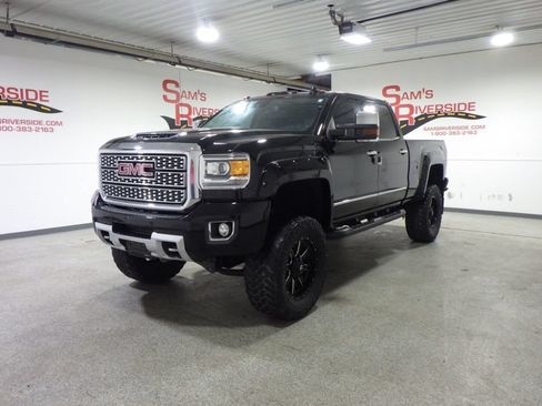 Used 2019 GMC Sierra 2500 Denali w/ Duramax Plus Package AWD/4WD image 1