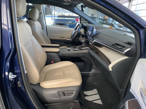 Used 2021 Toyota Sienna XLE image 29