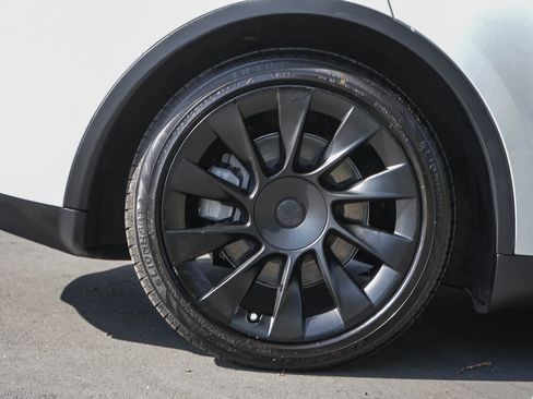 Used 2021 Tesla Model Y Long Range AWD/4WD image 8