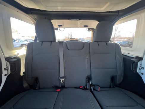 Used 2025 Jeep Wrangler Sahara image 37