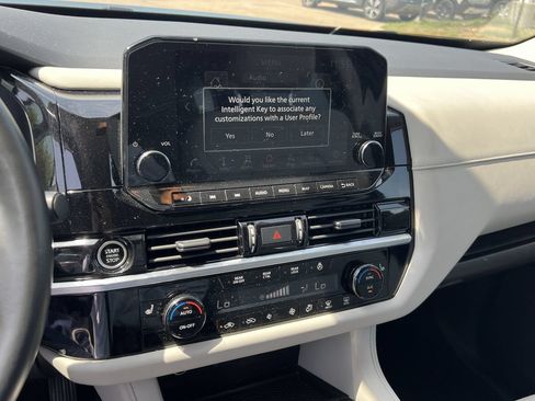 Used 2023 Nissan Pathfinder SL AWD/4WD image 7