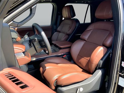 Used 2025 Lincoln Navigator Reserve AWD/4WD image 8