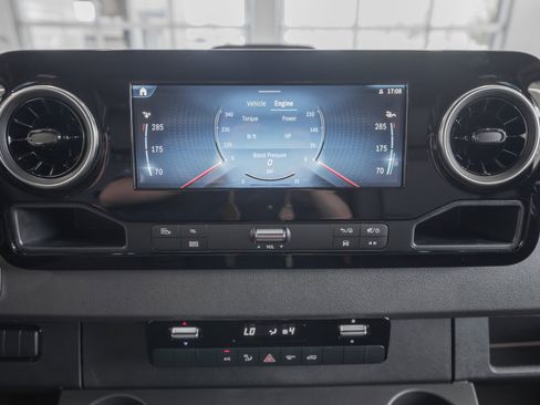 Used 2025 Mercedes-Benz Sprinter 2500 image 19