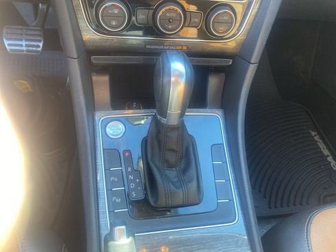 Used 2018 Volkswagen Passat 2.0T SEL Premium image 16