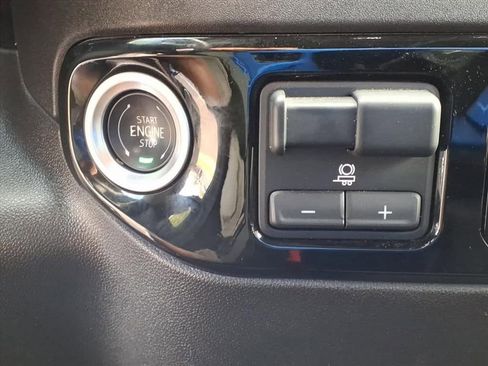 Used 2025 GMC Sierra 1500 SLT RWD image 16