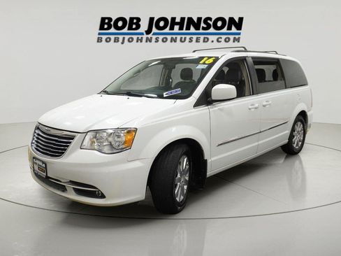 Used 2016 Chrysler Town & Country Touring FWD image 3